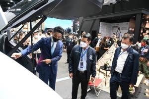 “สุริยะ” ปลื้มยอดจองรถยนต์ไฟฟ้าทะลุ 5,800 คัน ในงาน Motor Expo 2022