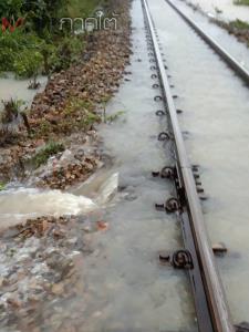 น้ำท่วมรางรถไฟส่งผลเส้นทางหาดใหญ่ กรุงเทพฯ และ 3 จังหวัดชายแดนใต้ถูกตัดขาด
