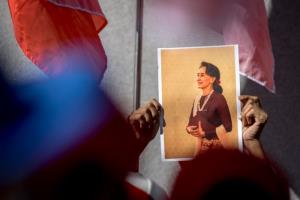 พรรค NLD แถลงประณามคำตัดสินของศาลรัฐบาลทหารสั่งคุกซูจี 7 ปี