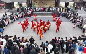 กิจกรรมการแสดงฉลองเทศกาลปีใหม่ในเมืองไคเฟิง มณฑลเหอหนัน ภาพเมื่อวันที่ 2 ม.ค. 2023 (แฟ้มภาพ ซินหัว)