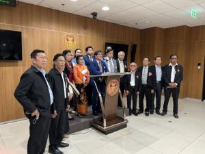 ชมรมครูภูเก็ตบุกสภาฯ ยื่น 2 กมธ. ถอดถอน-สอบจริยธรรม ปลัด มท. ปมพาดพิงให้ถอนตัวเป็นเจ้าภาพ Specialised Expo 2028 บอกได้ฟังทั้งโกรธและเสียใจ ซัดเป็นผู้บริหารระดับสูงขนาดนี้ มีอคติอะไร