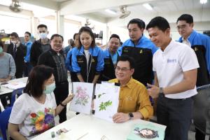 “จุรินทร์” ควง “ชนินทร์” เยี่ยมศูนย์ฝึกอาชีพบางกอกน้อย เล็งทำครบวงจร ผลิตสินค้าคุณภาพ-เงินทุน