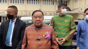 “บิ๊กป้อม” บอกคุย “บิ๊กตู่” ทุกวัน แต่ไม่ได้คุยเรื่องการเมือง การันตียังคบกันเหมือนเดิม