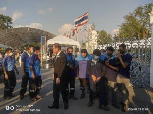 "บิ๊กตู่" ปัดไม่เกี่ยวส.ว.ผุดยกเลิกนายกฯ 8 ปี จูงลูกขรก.ทำเนียบตรวจงานวันเด็ก-ชมไดโนเสาร์จำลอง
