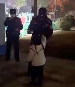 คลิกคลิป อบอุ่นใจ! เด็กจีนตัวน้อยมอบข้าวโพดคั่วให้ลุงตำรวจในโป๋โจว