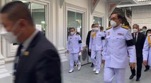 ในหลวง พระราชทานน้ำหลวงอาบศพ และพวงมาลาวางหน้าหีบศพ “ต้นเรือพลับ” “ประยุทธ์” ร่วมเป็นประธานในพิธี