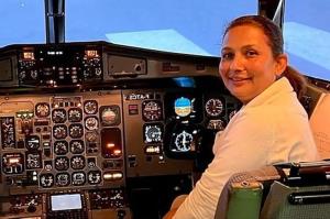 ภาพความสุขใจในอดีตของ อันจู คาตีวาดา นักบินผู้ช่วยของสายการบินเยตี แอร์ไลนส์แห่งเนปาล ขณะปฏิบัติงานกลางเวหา เพื่อนๆ และญาติๆ เล่าว่าเธอรักและมีความสุขกับงานนักบินเป็นอย่างยิ่ง แต่ห้วงเวลาแห่งความสุขดำเนินอยู่เพียง 12 ปีเศษ (2010-2023) เธอก็ต้องหมดบุญ จากโลกที่เธอรัก จากลูกทั้งสอง กลับสู่พระหัตถ์ของพระผู้เป็นเจ้า ในโศกนาฏกรรมทางการบินครั้งร้ายแรงที่สุดของเนปาล พร้อมกับลูกเรือและผู้โดยสารเจ็ดสิบกว่าราย เมื่อวันอาทิตย์ที่ 15 มกราคม 2023 ภาพนี้เป็นภาพที่ครอบครัวมอบให้แก่สื่อมวลชน