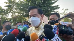 “พีระพันธุ์” จัดเต็ม “บิ๊กตู่” หาเสียงนอกเวลาราชการทั่วไทย ไม่มีวันหยุด ปัดแจกฟรี เสื้อ-หมวก เรียกคืนหมด