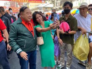 ปาด “น้องตู่” อีกแล้ว! “ลุงป้อม” โผล่เยาวราชไม่บอกใคร ไหว้เจ้าขอพร ปชช.แห่ขอถ่ายรูป