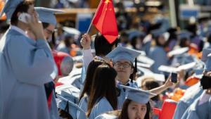 นักศึกษาชาวจีนในพิธีมอบปริญญาบัตร ณ มหาวิทยาลัยโคลัมเบีย ในนิวยอร์ก, สหรัฐฯ เมื่อเดือนพฤษภาคม 2019  นับตั้งแต่ปี 2000 จีนจัดส่งนักศึกษาและนักวิชาการประมาณ 5.2 ล้านคนไปศึกษายังต่างประเทศ ส่วนมากไปเรียนทางด้านวิทยาศาสตร์หรือวิศวกรรมศาสตร์  