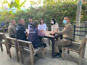 ผกก.สภ.ประตูน้ำจุฬาลงกรณ์ รุดเคลียร์ผู้ประกอบการ หลังมีป้ายประกาศห้าม ตร.เข้า