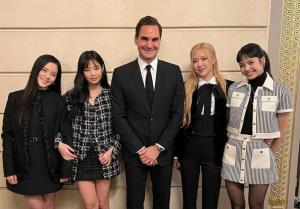 เขินแหละดูออก! "เฟเดอเรอร์" ร่วมเฟรม 4 สาว BLACKPINK โปรยแคปชั่น "ลูกๆ สั่งให้ลง"