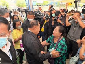 “ลุงป้อม” เยือนนครปฐม รับพรเจ้าคณะเชื่อมประสานคนไทยรักกัน “น้องสะใภ้” โผล่รับไม่เจอกว่า 40 ปี