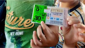 หลักฐานคาตา! ลอตเตอรี่รางวัลที่ 1 ถูกแปะป้ายขาย 5 ใบ 700 บาท อย่างนี้ขายเกินราคาไหม?