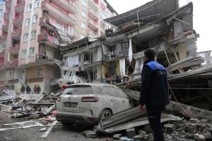 มหาวิปโยค! ยอดตายแผ่นดินไหวตุรกี-ซีเรียพุ่ง 3.7 พัน อุณหภูมิเยือกแข็งซ้ำเติมผู้ประสบภัย