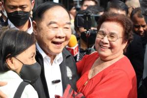 "บิ๊กป้อม" เดินสายปทุมแก้น้ำท่วมลุ่มพระยา เร่งพัฒนาคลอง-สถานีสูบน้ำ ผู้สมัครส.ส.ยกทีมต้อนรับ