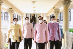 นายกฯ สวมเสื้อสีชมพู ประชุม ครม.บอกแฮปปี้วาเลนไทน์