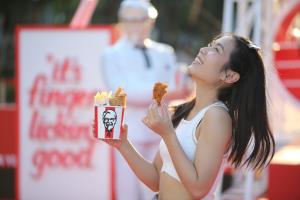 ขึ้นกระเช้าเดี่ยว นั่งกิน “KFC Bucket for One” ชมวิวกลางเมืองที่สามย่านมิตรทาวน์