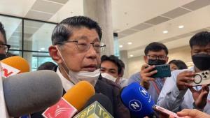 “วิษณุ” โต้เรียกรับสูท ลั่นไม่เคยรับผลประโยชน์ มีปัญญาตัดเอง โชว์แผลใส่ได้แต่ผ้าไทย ขู่ฟ้องกลับ