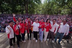 พท.โวกวาดยกอุบลฯ "อิ๊ง" เว้าอีสานอ้อน "แม้ว-ปู" คิดถึง ขายฝันพัฒนาขนส่งกระจายสินค้าเกษตรทั่วโลก
