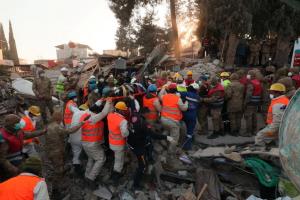 ปาฏิหาริย์ยังมี! กู้ภัยตุรกีช่วย 3 ชีวิตติดใต้ซาก 11 วัน ยอดเหยื่อแผ่นดินไหวพุ่งทะลุ 45,000 ศพ