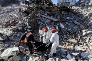 ปาฏิหาริย์ยังมี! กู้ภัยตุรกีช่วย 3 ชีวิตติดใต้ซาก 11 วัน ยอดเหยื่อแผ่นดินไหวพุ่งทะลุ 45,000 ศพ