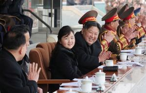 โชว์ตัวถี่ยิบ! ผู้นำเกาหลีเหนือควงลูกสาว ‘คิม จูแอ’ ชมกีฬาเนื่องในวันเกิด ‘คิม จองอิล’