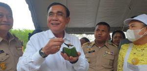 “ประยุทธ์” ลั่นนำความเจริญมาสู่เมืองคอน ไหว้พระอธิษฐานให้ตัวเอง-ประเทศ ไม่ตอบวันยุบสภา