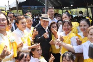 พปชร.เปิดซิงเกิ้ลใหม่ “ลุงป้อม 700” แม้เหนื่อยแต่มุ่งมั่นทำงานเพื่อคนไทย ชู 3 นโยบาย อยู่ดีกินดี