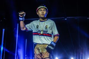 ซ้อมหนักเท่าตัว “ขุนศึกเล็ก” ขอโค่นมวยรุ่นพี่ “โกโก้” สร้างสถิติไร้พ่าย 35 ไฟต์