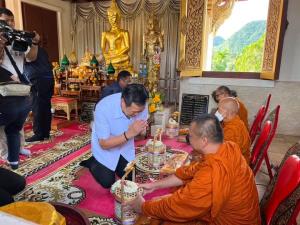 “เสี่ยหนู” ไหว้พระพุทธรูปประจำภาคใต้ พบติดท้าวเวสสุวรรณหลังถูกโจมตี ปัดศัตรูเยอะปกติมีแต่คนรัก
