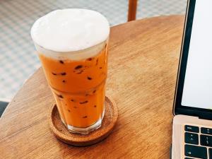 เผย TasteAtlas จัดอันดับ “ชาไทยเย็น” ติด 1 ใน 10 เครื่องดื่มไม่มีแอลกอฮอล์ที่ได้รับคะแนนดีที่สุดในโลก ประจำปี 2023