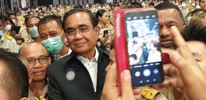 “ประยุทธ์” พบชาวอุดรฯ ยันทำเต็มที่ ขอสามัคคี ขอบคุณไมตรีแด่ชีวีที่มีค่า กว่าไตรรงค์ที่คลุมยามตาย