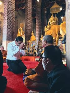 นายกฯ สักการะหลวงพ่อแขนลาย-พระนาคปรกสีขาว รับพรเจ้าคุณธงชัย-เจ้าอาวาสวัดศาลาปูนฯ