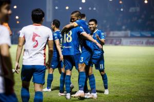 "แข้งเทพ" รัวครึ่งหลังพลิกแซงชนะ "กว่างโซ้ง" 10 คน สุดดราม่า 2-1
