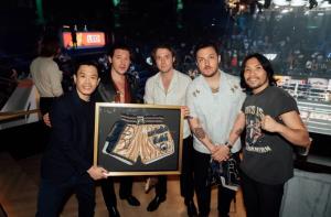 "ARCTIC MONKEYS" วงร็อคระดับโลก บุกเวทีมวยราชดำเนิน ร่วมสัมผัสบรรยากาศมวยไทย