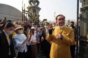 “ลุงตู่” ไหว้หลวงพ่อโสธรขอพรให้สำเร็จทุกประการ อ้อนแฟนคลับยังเจ็บมือรับเสียงเชียร์นั่งนายกฯต่อ