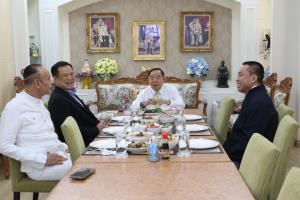วงใน! มื้ออาหารกลางวัน บ้านป่ารอยต่อฯ สะพัด  ภท.- พปชร.ขั้วการเมืองใหม่