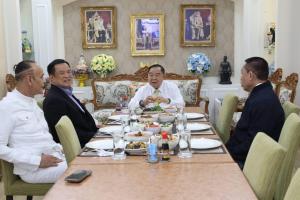 “อนุทิน” เผยร่วมวงมื้อเที่ยง “บิ๊กป้อม” คุยสถานการณ์การเมือง กางตัวเลข ส.ส.ภูมิใจไทยไม่ต่ำ 70 เสียง ปัดปล่อยภาพหวังขู่คู่แข่ง ประกาศพร้อมรับนัดทุกพรรค