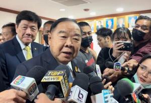 “ลุงป้อม” อวยพร “สมศักดิ์-สุริยะ” ไปดี อุบดีลจับมือ เป็น รบ.พร้อมทำตามข้อเสนอหอการค้าไทย-จีน