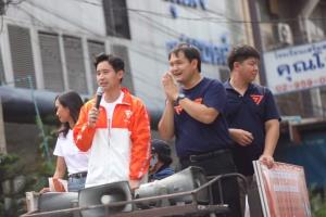 “พิธา” นำผู้สมัครปทุมฯ ขึ้นรถแห่หาเสียง หวังปักธงเพิ่ม “โรม-เบญจา-วิโรจน์-ปิยบุตร” ปราศรัยเย็นนี้
