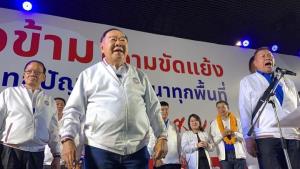พปชร.ปราศรัยเชียงใหม่ "ลุงป้อม" อ้อนเลือกให้ประเทศเป็นหนึ่งเดียว เมินไม่ติด 1 ใน 10 โพล