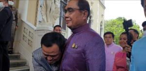 “บิ๊กตู่” ถูก “อนุทิน” โอบเอวโชว์มิตรภาพ ปลื้มพรรคร่วมไร้ขัดแย้ง ยังไม่มีดีล ชี้ “พี่ป้อม” อวยพรดีๆ ทุกปี