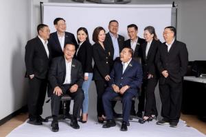 “ลุงป้อม” ปรับลุคคุณพ่ออบอุ่น แกนนำ พปชร.เป็นลูกชายลูกสาวถ่ายประกบ เข้าถึง ปชช.รับเลือกตั้ง