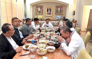 "อนุทิน" รักทั้งคู่เดินสายเบิร์ธเดย์ “บิ๊กตู่” ก่อนไปกินข้าวเที่ยง “ลุงป้อม” แกนนำ พปชร.แห่ร่วมโต๊ะ