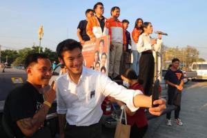 “ธนาธร-ช่อ” เดินสายปทุม ปลุกเด็ก มธ.ตื่นรู้เหลื่อมล้ำ “ลูกบิ๊กแจ๊ส” ดอดมอบช่อดอกไม้ให้กำลังใจ