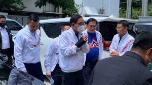 “บิ๊กตู่” ใส่เสื้อ รทสช.เข้าถก คกก.ยุทธศาสตร์ฯ แฟนคลับมอบเหรียญหลวงพ่อกวย เซฟตัวเองให้ดูราคา