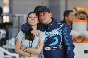 "เอ๋ ชนม์สวัสดิ์" วูบ หามส่งโรงพยาบาล คาดเกิดอาการฮีตสโตรก "อนุทิน" บินด่วนดูอาการ