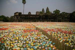 กัมพูชาสร้างสถิติพับกระกาษรูปหัวใจมากสุดในโลกเพื่อซีเกมส์