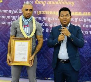 นักชกบราซิลขวัญใจกัมพูชาได้ชื่อเขมรเเล้ว "เสน จันทร์ฤทธิ กุล"